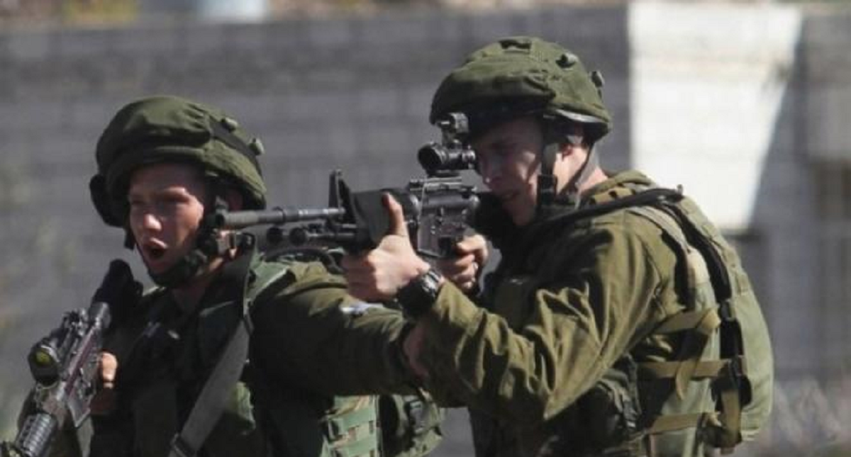 الاحتلال يصيب شابين قرب جدار الفصل العنصري بالرام 