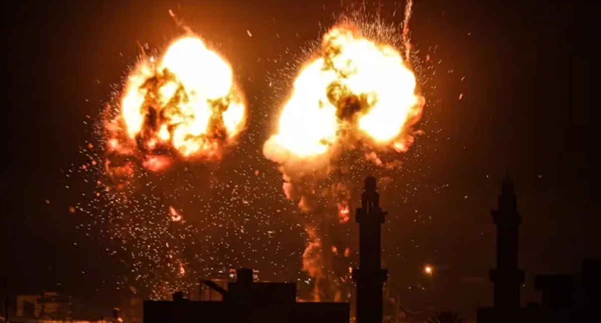 "الغارديان" تكشف : جيش الإحتلال ألقى قنبلة وزنها نحو ربع طن على مقهى الباقة في غزة