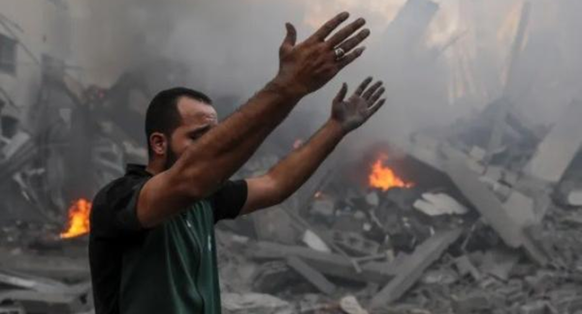 السماء تغرق غزة بالمياه ... واسرائيل تقصفها بلا رحمة .. والهدنة ريشة في الريح 