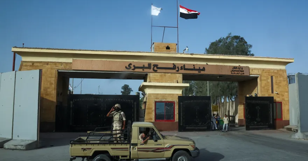 تقرير : إسرائيل تسعى لضمان تهجير فلسطينيين من غزة بأعداد أكبر من العائدين عبر معبر رفح 