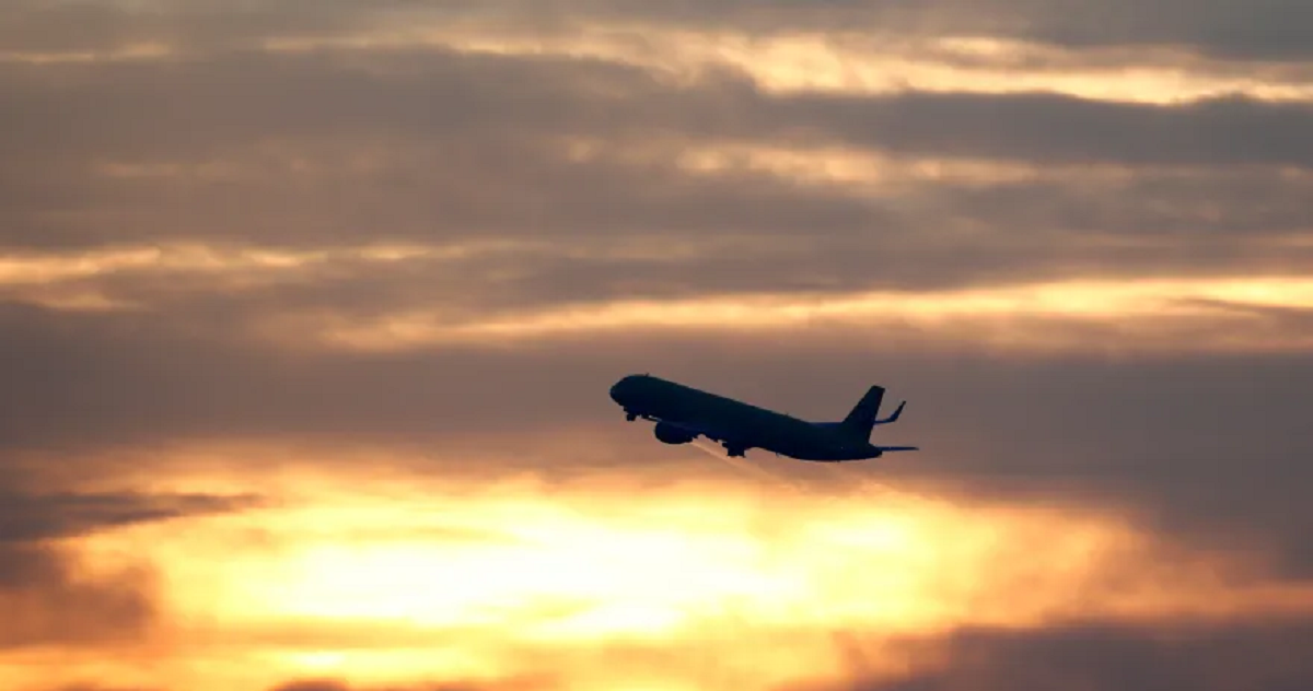 إسرائيل تبدأ رحلات “إنقاذ” مع تغيير شركات الطيران لمسارها في أنحاء الشرق الأوسط