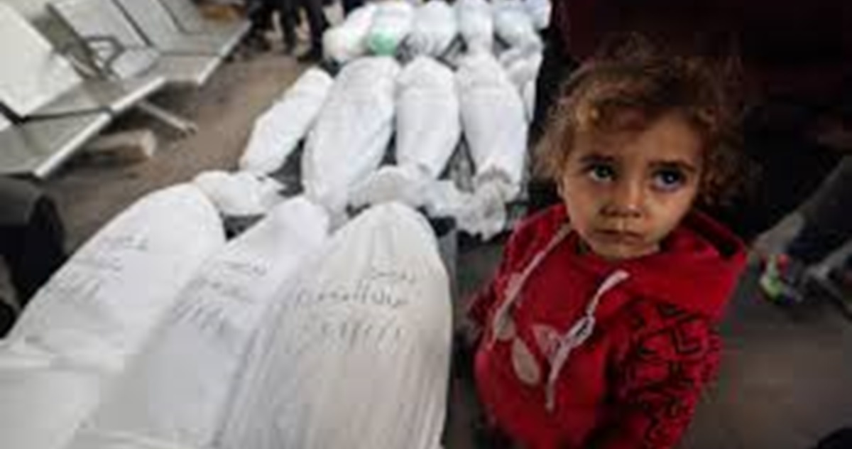 أب فقد 9 من أبنائه في غارة إسرائيلية على غزة يرقد بالعناية الفائقة