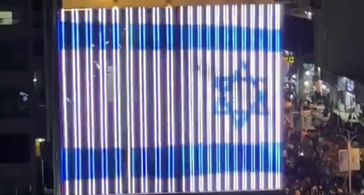 صومال لاند  ترفع علم دولة الاحتلال : قاعدة محتملة ضد الحوثيين .. وإسرائيل أكبر المنتفعين من ذلك  