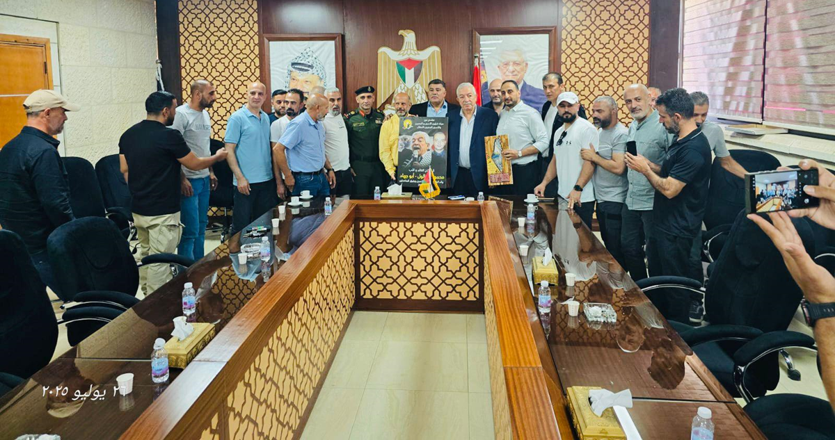 الأسرى يكرّمون العالول تقديراً لمواقفه الوطنية الثابتة تجاه قضيتهم