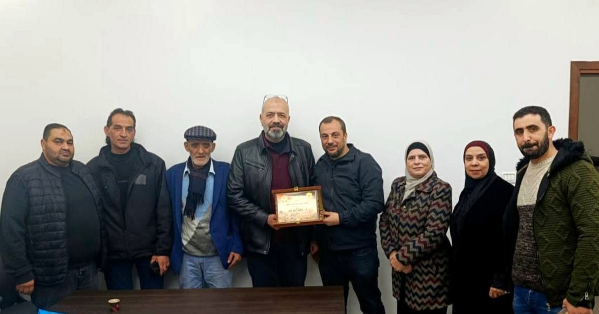 نقابة العاملين ببلدية نابلس تكرم الأسير المحرر ياسر أبو بكر