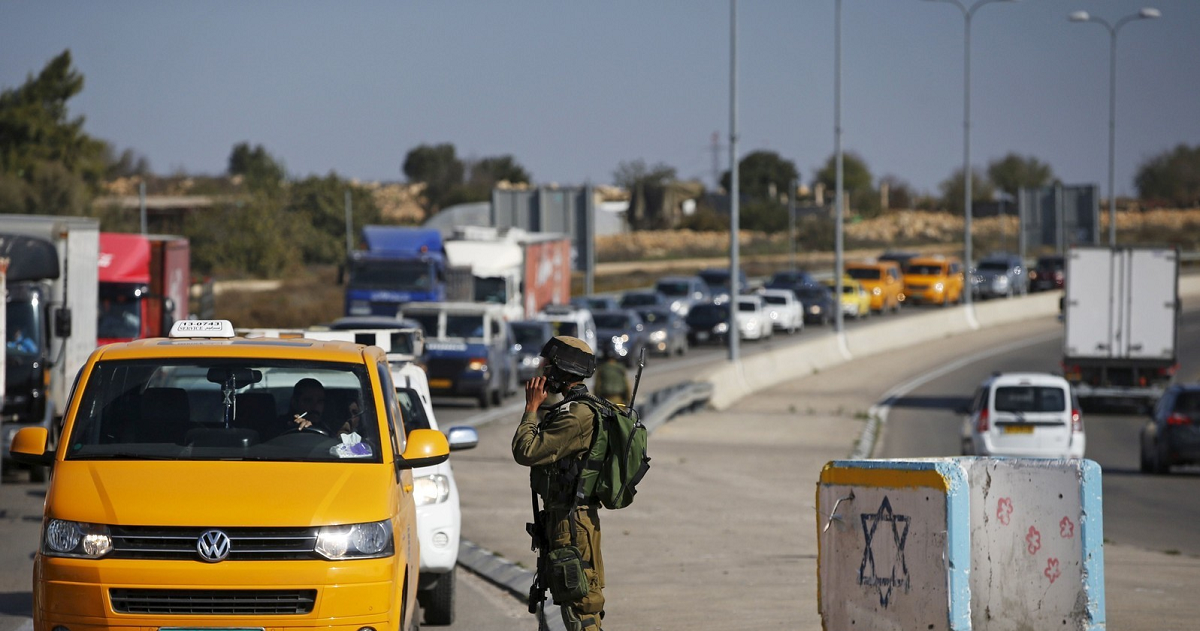 الاحتلال يغلق طريق "جريوت" ويوفر الحماية للمستوطنين ل" تقديس" بؤرة جديدة على جبل " ابو الصادق" في بيتونيا 