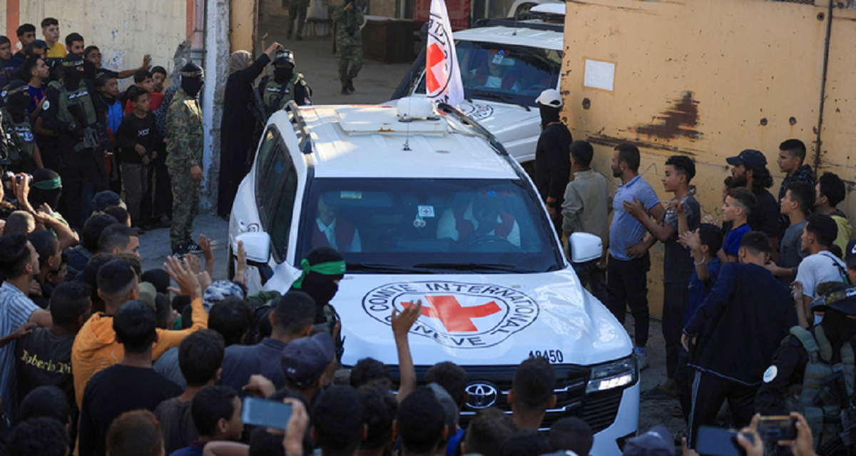 "حماس" تتفوق في المعركة الأخلاقية على اسرائيل .. المحتجزون لديها أجروا مكالمات فيديو مع ذويهم !!