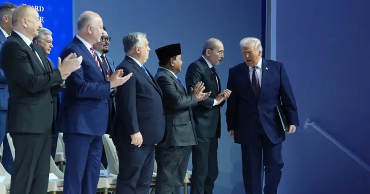 دافوس : ترامب يوقّع الميثاق التأسيسي لمجلس السلام  المتعلق بقطاع غزة .. ويجدد تهديده ل"حماس"  