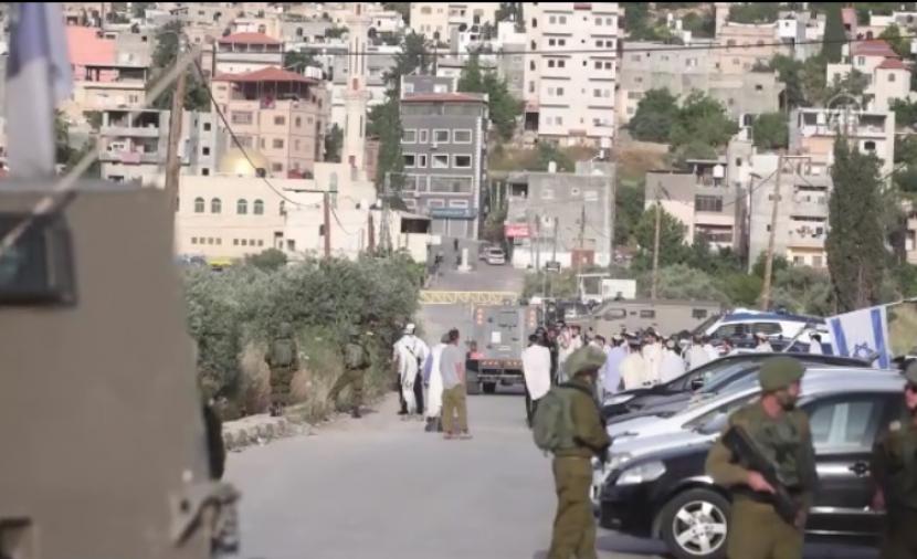 مستوطنون يغلقون المدخل الرئيسي لقرية اللبن الشرقية