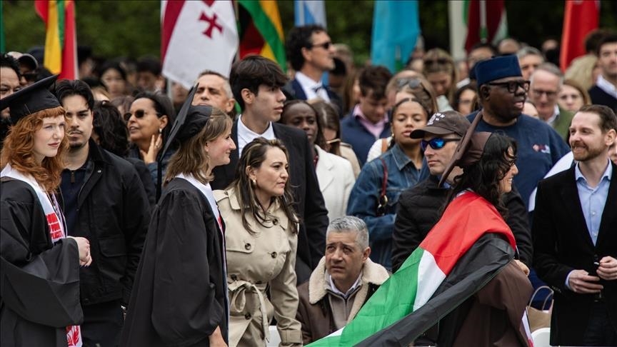 طلاب من جامعة براون الأمريكية يرفعون الأعلام الفلسطينية بحفل التخرج