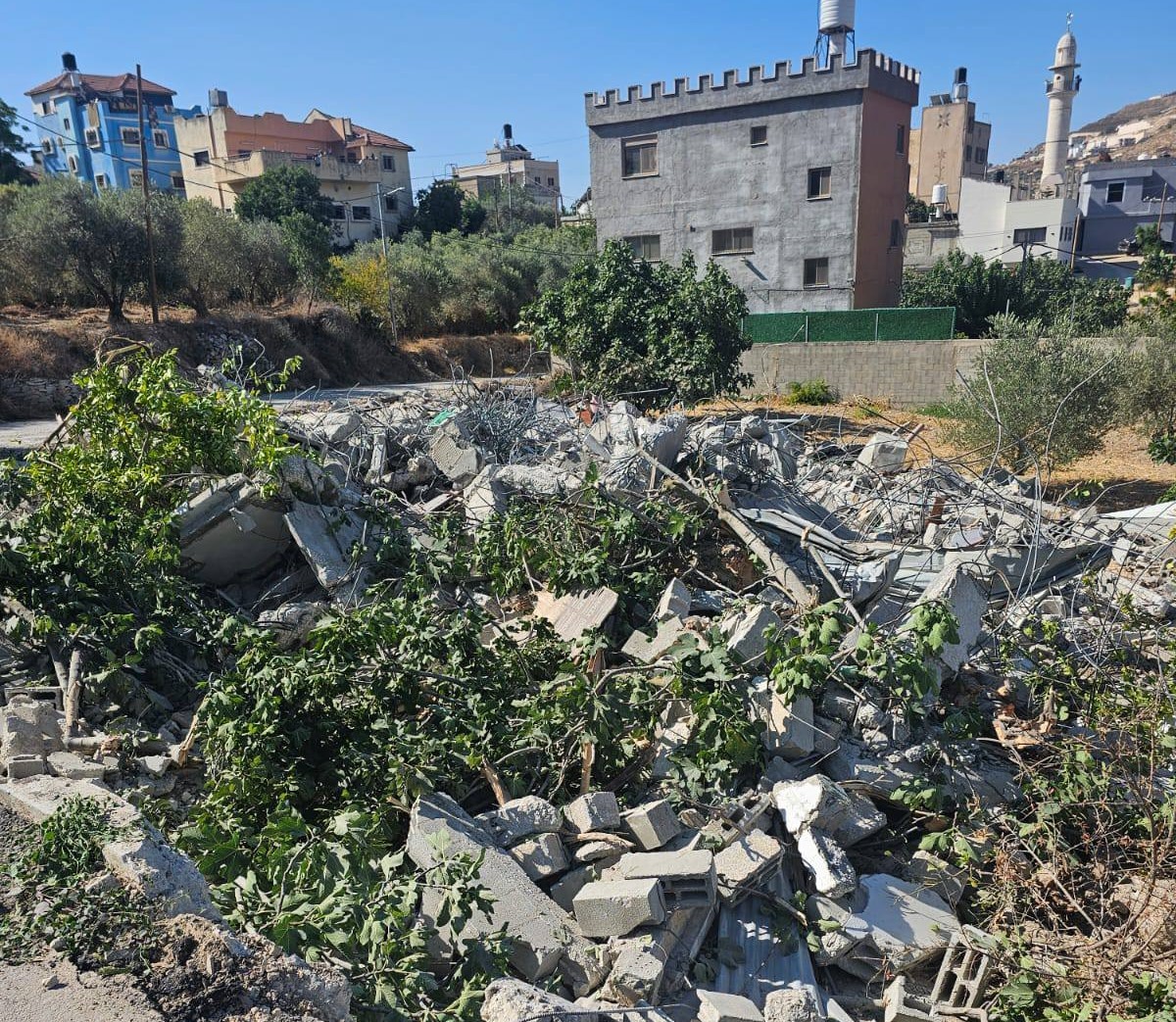 الاحتلال يشرع بهدم منزل ومزرعة أغنام في خلايل اللوز