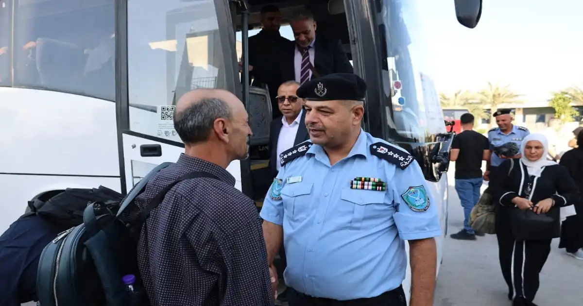 500 حاج وحاجة من أسر الشهداء والأسرى يغادرون عبر معبر الكرامة 