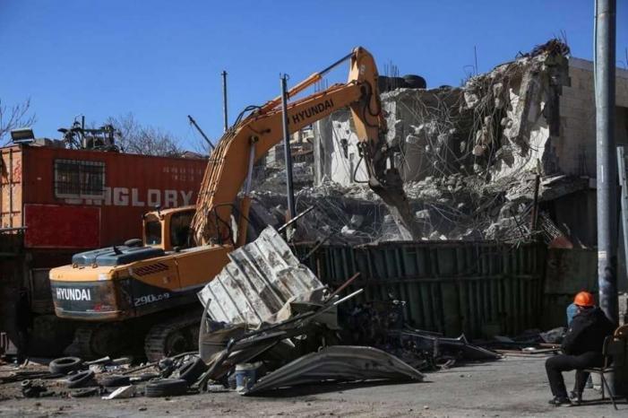 الاحتلال يهدم مغسلة مركبات في مخيم قلنديا 