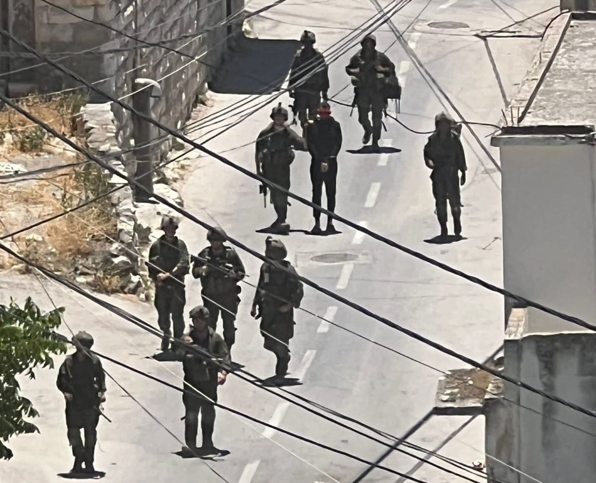 الاحتلال يستولي على 16 منزلا ويعتقل 10 مواطنين في عنزة 