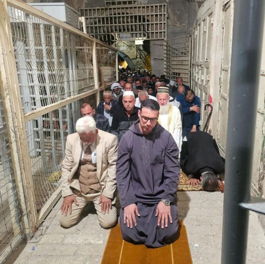 الاحتلال يمنع المصلين  من أداء صلاة الفجر في الحرم الإبراهيمي