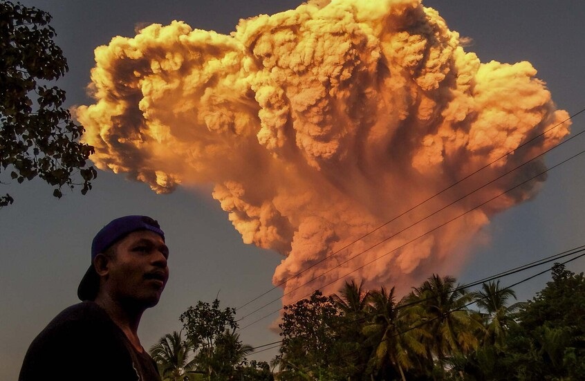 تحذير عاجل في إندونيسيا بعد ثوران بركان مفاجئ