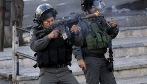 إصابة مواطنة بالإغماء جراء اقتحام الاحتلال منزلها في الخليل