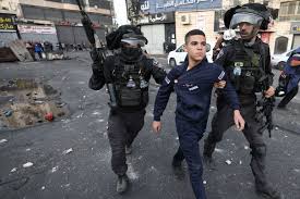 الاحتلال يعتقل طفلين ويعتدي على أحدهما في أبو شخيدم