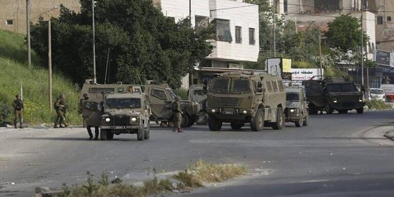 قوات الاحتلال تقتحم كفر مالك وتمزق صور شهداء القرية الثلاثة 