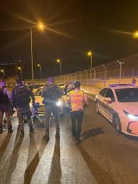 الاحتلال يعتقل شابا بعد إطلاق النار على مركبته قرب حاجز جبع 