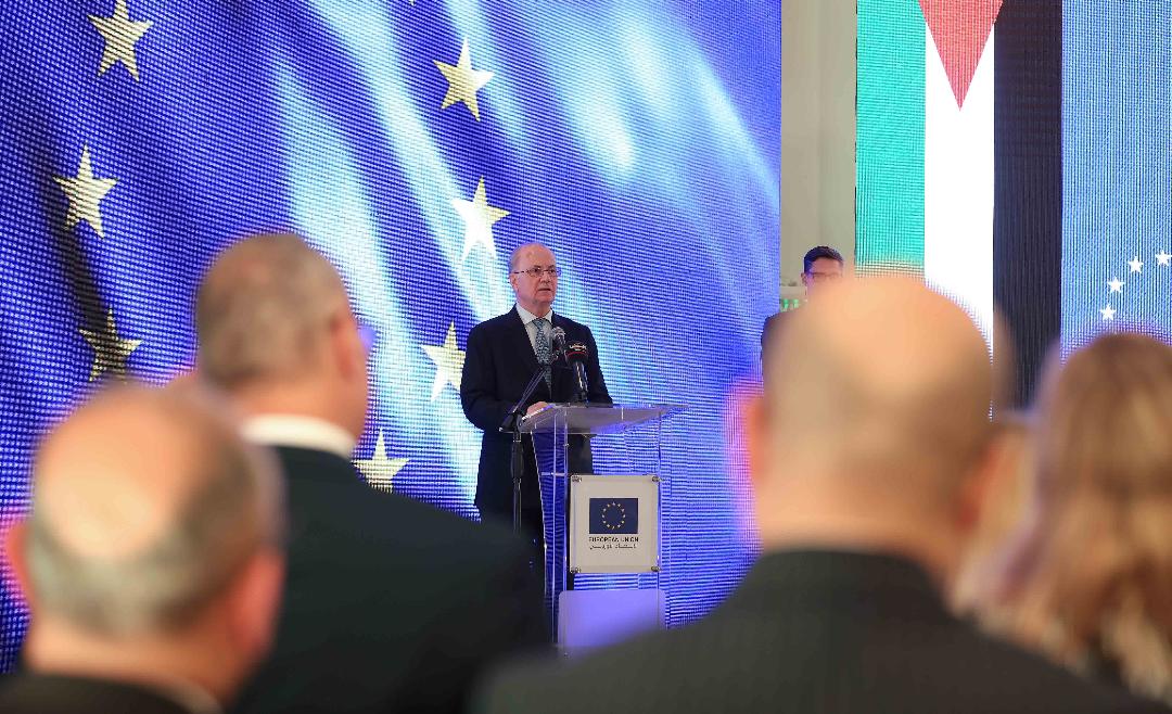 رئيس الوزراء: يحزننا أن يتفاخر العالم المعاصر بحقوق الانسان وشعبنا يموت من الجوع