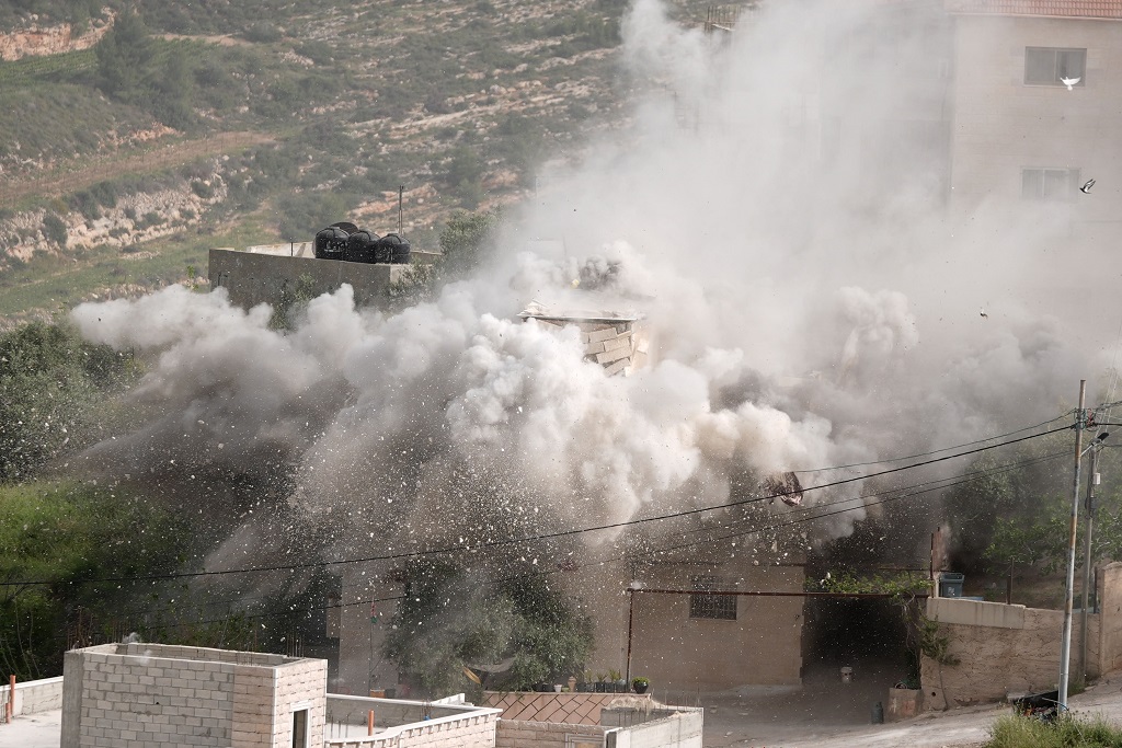 شهيد وحريج بغارة إسرائيلية على مركبة ببلدة جنوب لبنان
