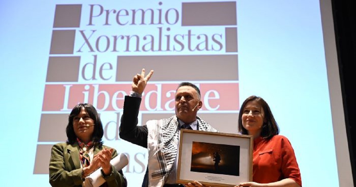 ناصر ابو بكر يتسلم جائزة حرية الصحافة في غاليسيا الإسبانية