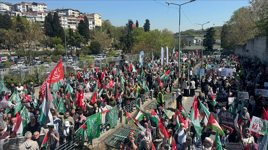 وقفة  حاشدة في اسطنبول  احتجاجا على الابادة في غزة 