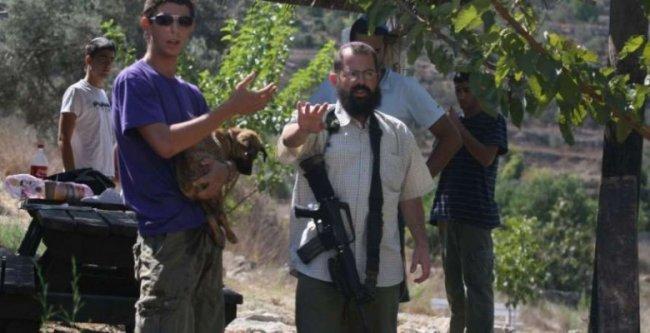 مستوطنون  يقطعون عشرات أشجار العنب والزيتون في نحالين