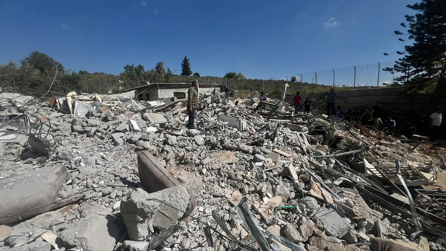 الاحتلال يهدم منزلاً ومقهى وبركساً وسوراً في بيت سيرا