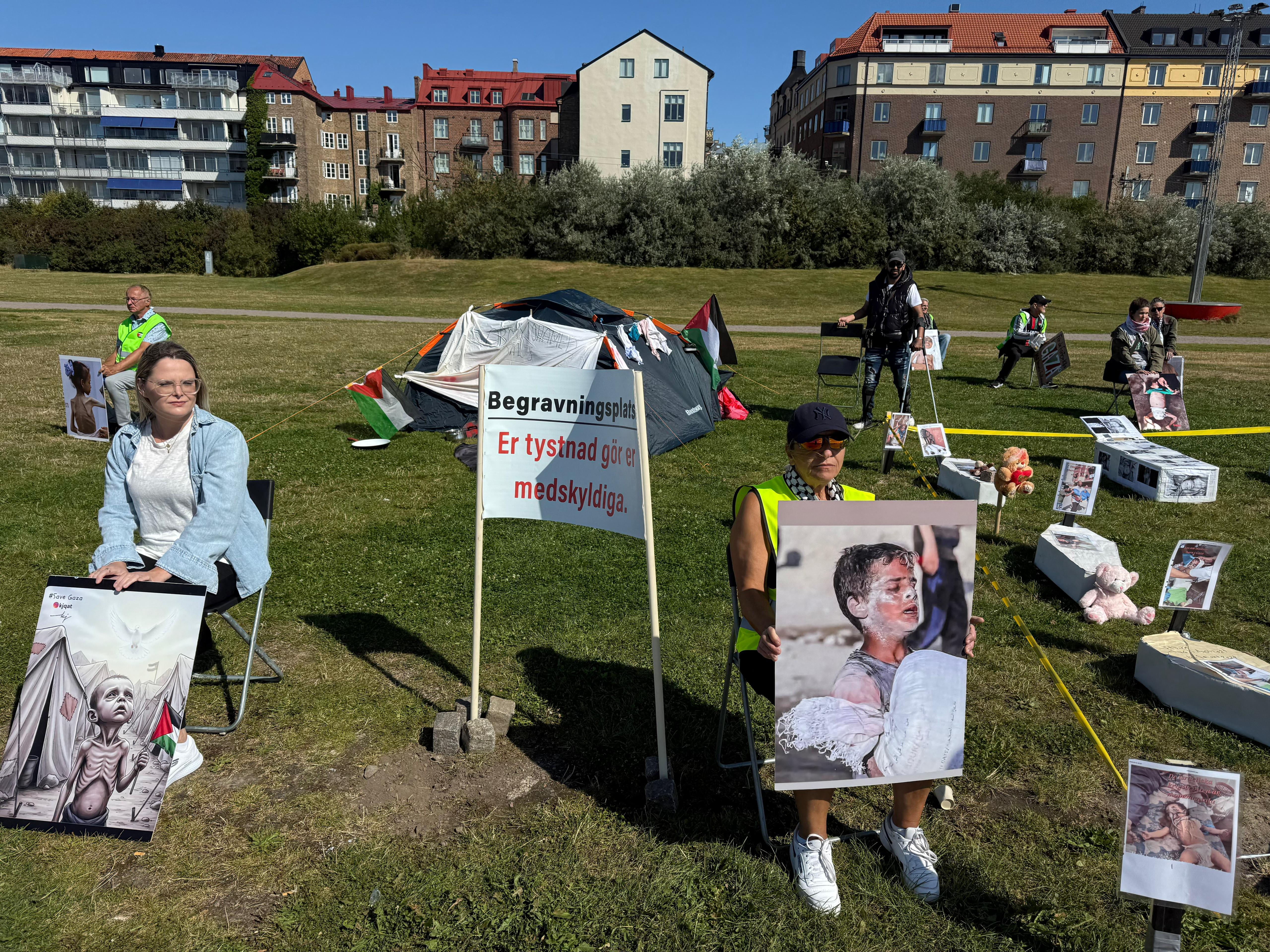 مجموعة أصدقاء فلسطين في السويد تجسد معاناة غزة بمحاكاة حيّة للمجاعة والدمار