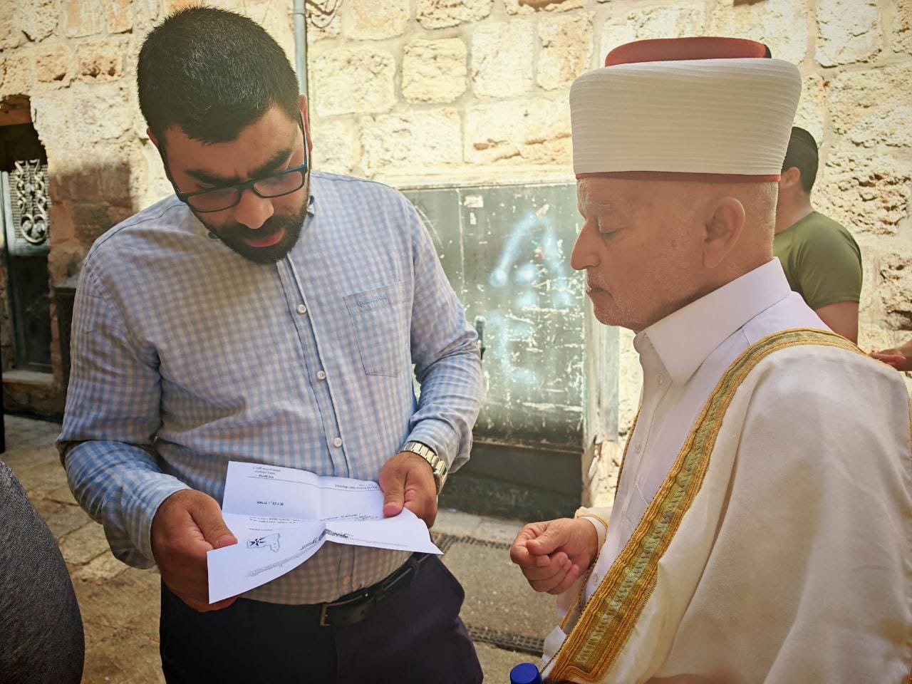 الاحتلال يُسلّم مفتي القدس قرارا بالإبعاد عن المسجد الأقصى لمدة أسبوع قابل للتجديد