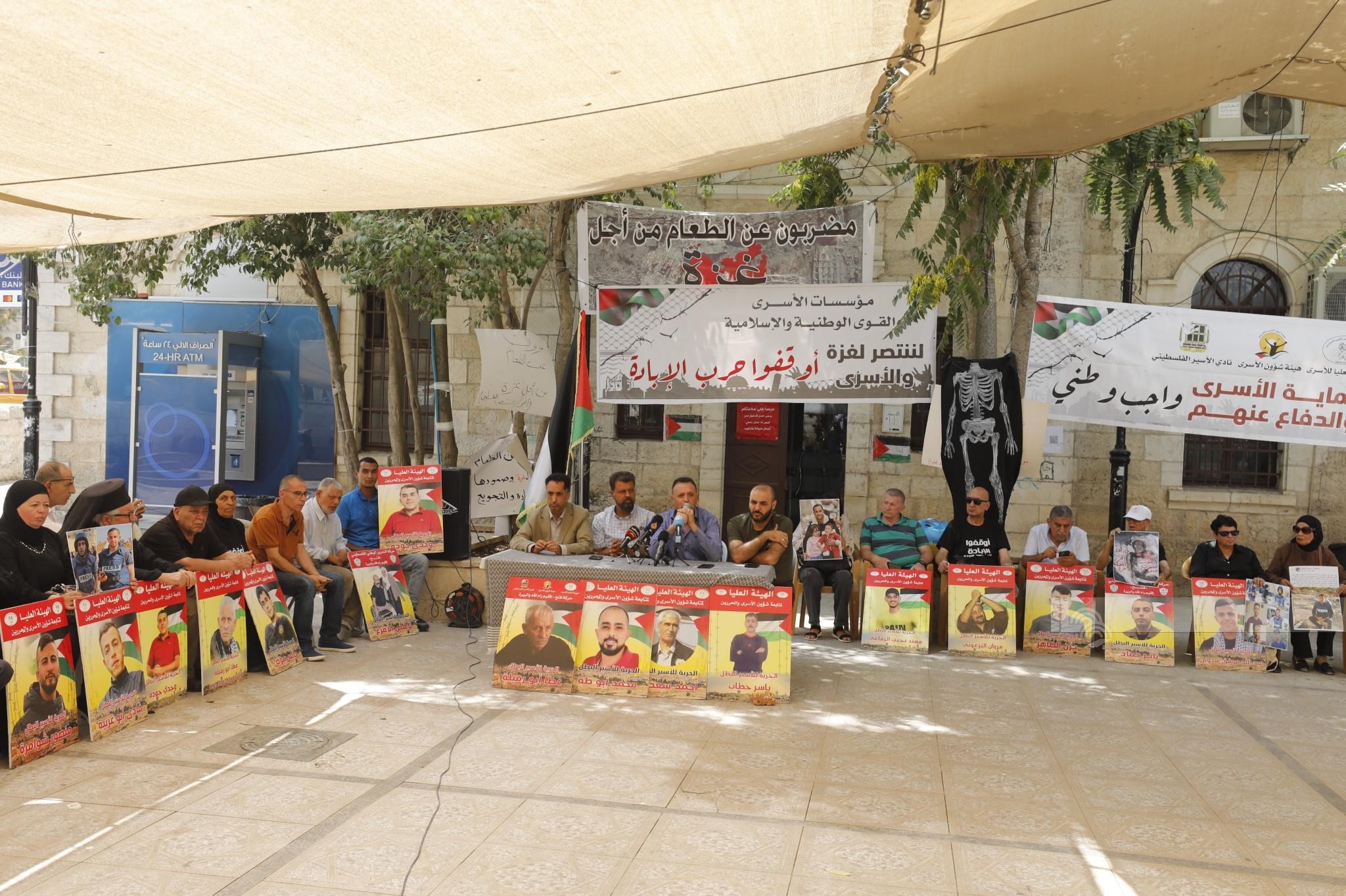 اعتصام بمركز البيرة رفضا لحرب الابادة والتجويع واستهداف الصحفيين ونصرة للأسرى