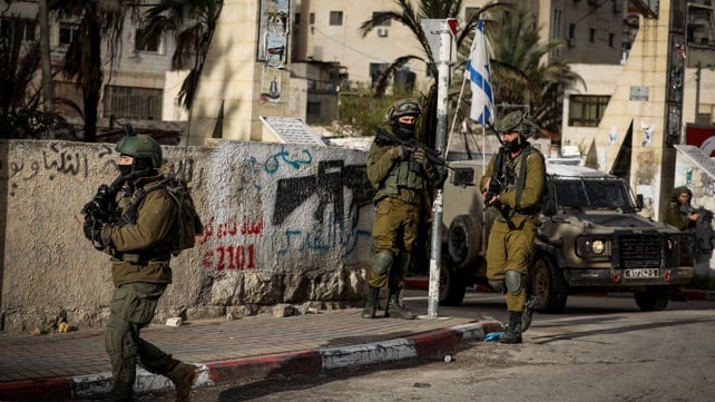 قوات خاصة من جيش الاحتلال تختطف شابين من مخيم الأمعري 