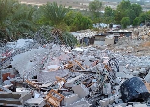 الاحتلال يهدم 8 منشآت من الصفيح في قرية دير حجلة