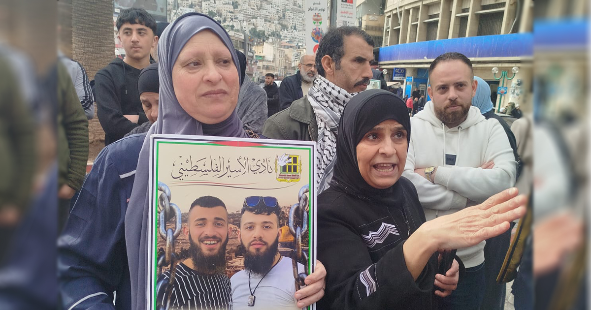 وقفة تضامنية مع الاسرى في ميدان الشهداء بنابلس  