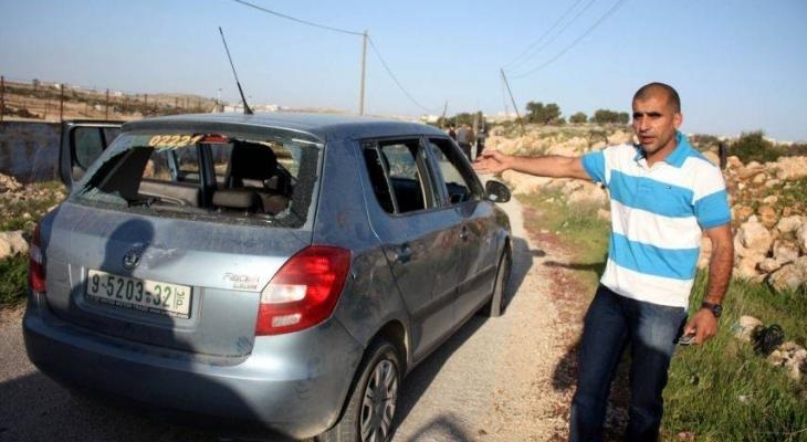 مستوطنون يرشقون  عددا من المركبات شمال غرب نابلس