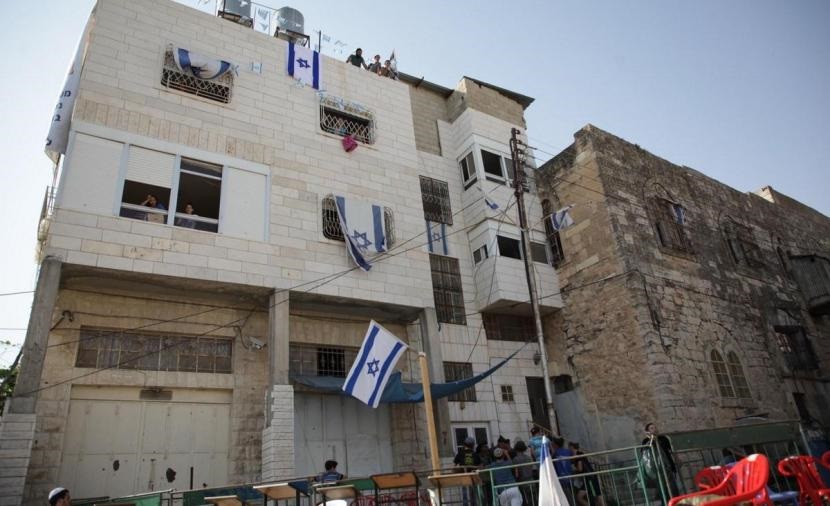 مستوطنون يستولون على منزل في البلدة القديمة بالخليل