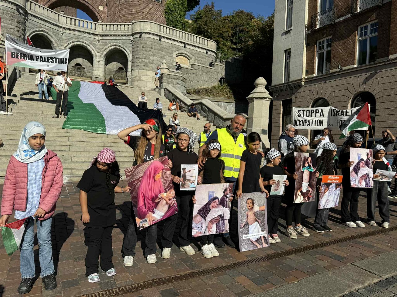 مسيرة حاشدة في هيلسنجبوري السويدية رفضًا للمجازر وتجويع الأطفال في غزة