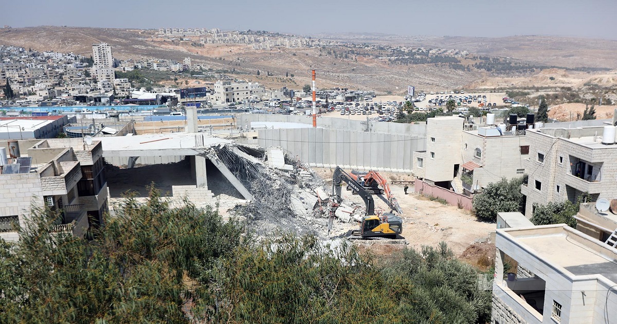 الاحتلال ينفذ عمليات هدم وتجريف واخطارات  في الخليل وقلنديا وبيت لحم 