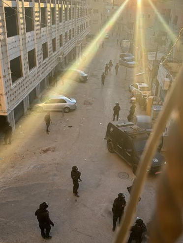 الاحتلال يشرع بهدم بناية قيد الإنشاء في عناتا