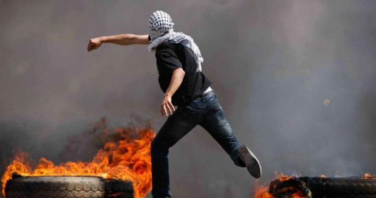 كاتب اسرائيلي مؤثر يحذر من انتفاضة ثالثة في الضفة اثر قرارات الضم الأخيرة ويؤكد بأنها نهاية لحل الدولتين  