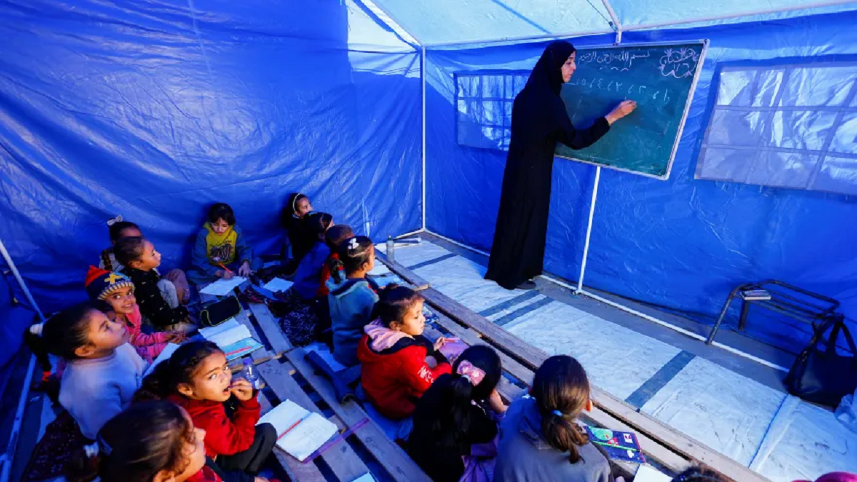 استئناف الدراسة في قطاع غزة في خيام قرب “الخط الأصفر”
