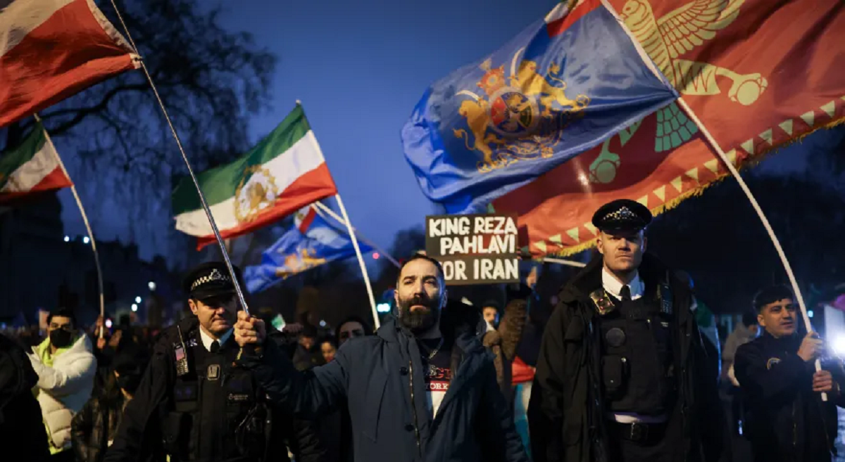 إيران تبقي الاتصال مفتوحا مع أمريكا ... وترامب يدرس خيارات ضدها