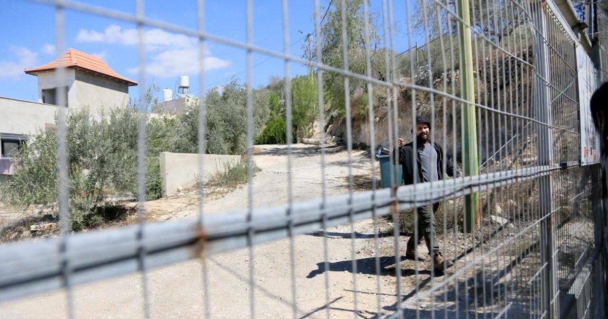 المسعودية.. 100 فلسطيني سجين خلف بوابة حديدية...
