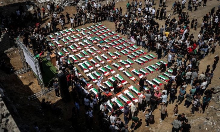انتشال جثامين 55 مفقودا تحت أنقاض مبنى في قطاع غزة