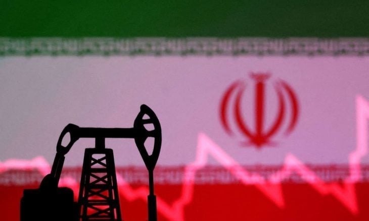 أمريكا ستلغي ترخيصا كان يجيز بيع النفط الإيراني