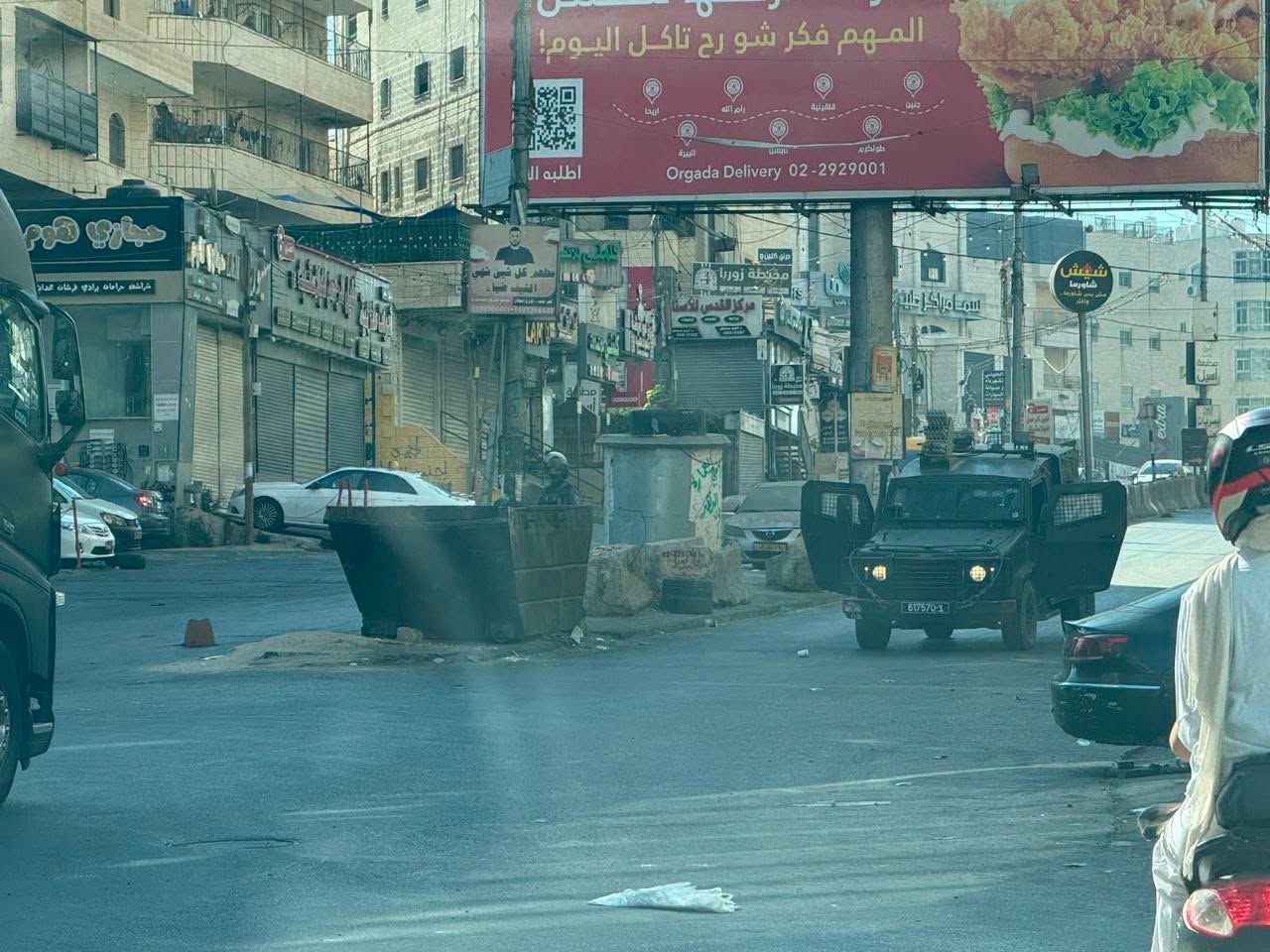 الاحتلال يواصل اقتحامه وحصاره لمخيم قلنديا لليوم الثاني وسط عمليات هدم ومداهمة وتنكيل بالمواطنين