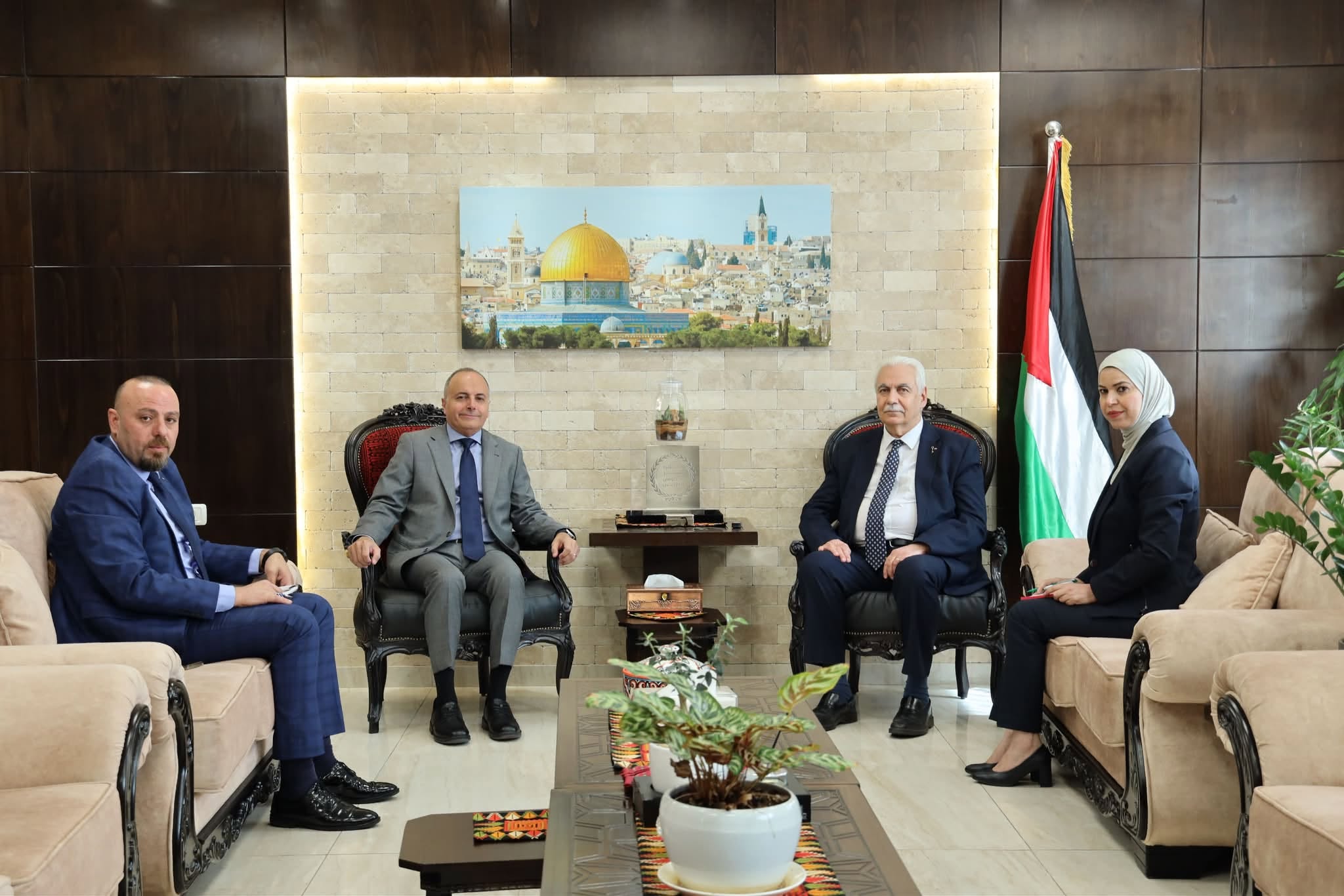 وزير الصحة يبحث مع السفير المصري تعزيز التعاون الصحي والدعم 
