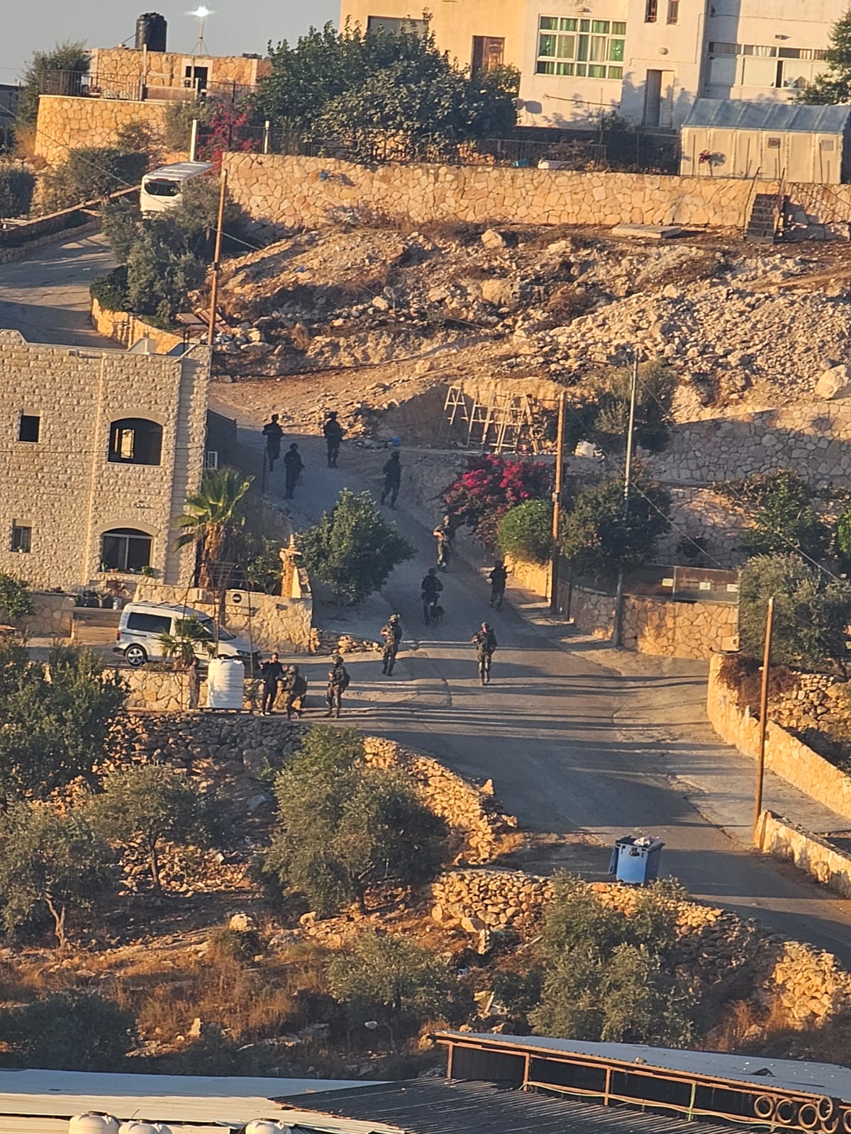 الاحتلال يعتقل 28 مواطنا من المغير وسط اعتداءات واغلاق مدخلها الوحيد